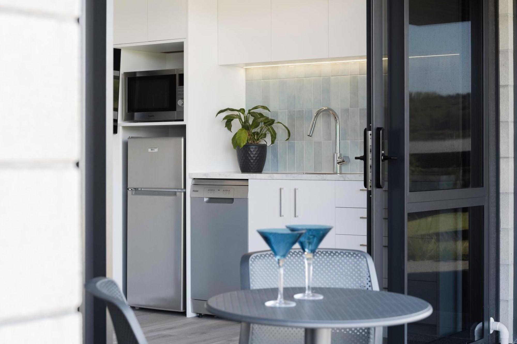 Pukehina Estuary Sunset Views Townhouse & Studio Экстерьер фото