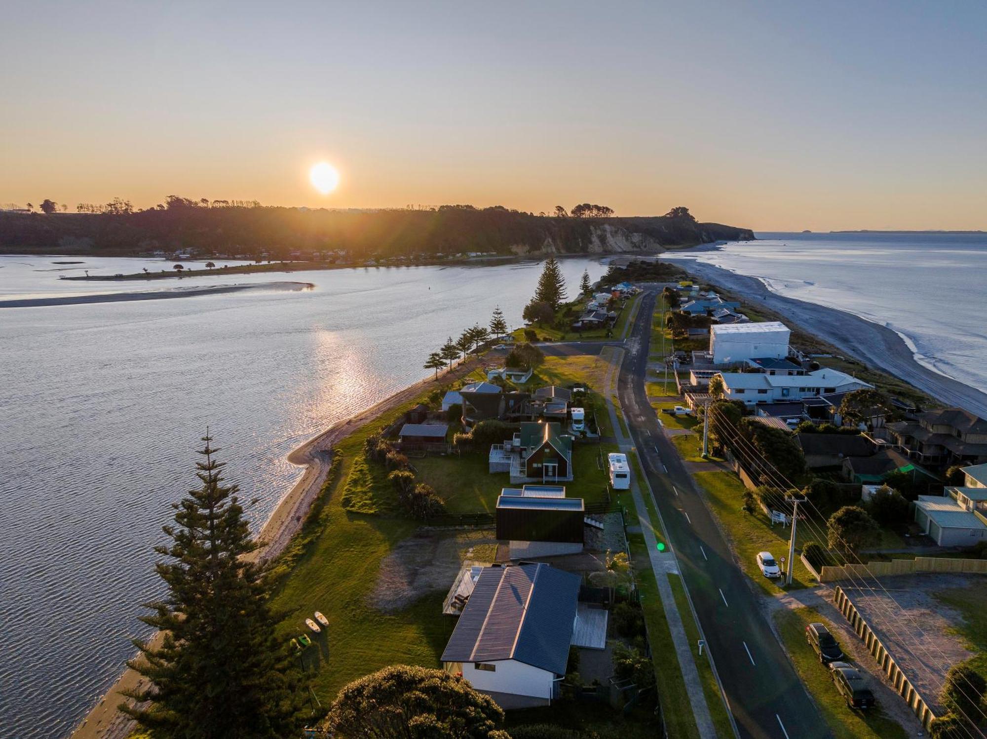 Pukehina Estuary Sunset Views Townhouse & Studio Экстерьер фото